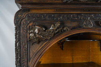 Een fraai gesculpteerde hardhouten vitrine, China of Vietnam, 19de eeuw