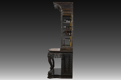 Een fraai gesculpteerde hardhouten vitrine, China of Vietnam, 19de eeuw