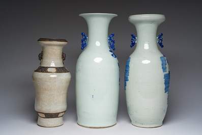 Een Chinese Nanking craquel&eacute; vaas en twee Chinese blauw-witte celadon vazen, 19de eeuw