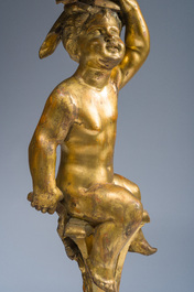 Paire de tables d'appoint tripodes en bois sculpt&eacute; et dor&eacute; &agrave; d&eacute;cor de putti, Italie, vers 1800