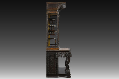 Een fraai gesculpteerde hardhouten vitrine, China of Vietnam, 19de eeuw