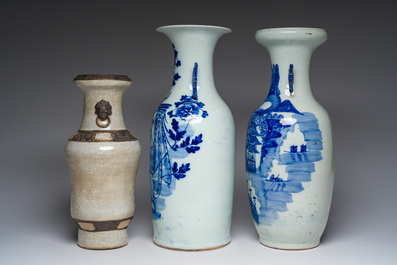 Een Chinese Nanking craquel&eacute; vaas en twee Chinese blauw-witte celadon vazen, 19de eeuw