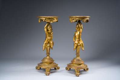 Paire de tables d'appoint tripodes en bois sculpt&eacute; et dor&eacute; &agrave; d&eacute;cor de putti, Italie, vers 1800
