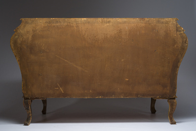 Een gebombeerde Italiaanse olijfhouten gefineerde commode, 20ste eeuw