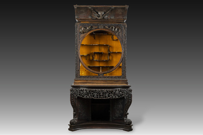 Een fraai gesculpteerde hardhouten vitrine, China of Vietnam, 19de eeuw