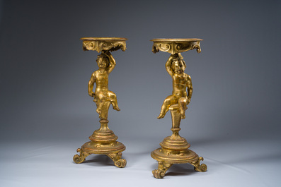 Paire de tables d'appoint tripodes en bois sculpt&eacute; et dor&eacute; &agrave; d&eacute;cor de putti, Italie, vers 1800