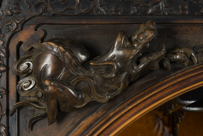 Een fraai gesculpteerde hardhouten vitrine, China of Vietnam, 19de eeuw