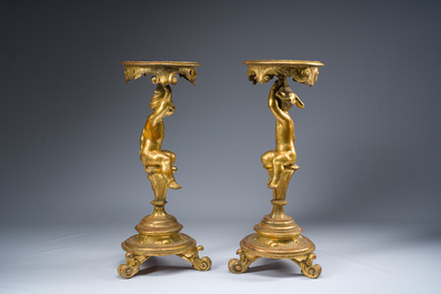 Paire de tables d'appoint tripodes en bois sculpt&eacute; et dor&eacute; &agrave; d&eacute;cor de putti, Italie, vers 1800