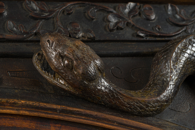 Een fraai gesculpteerde hardhouten vitrine, China of Vietnam, 19de eeuw