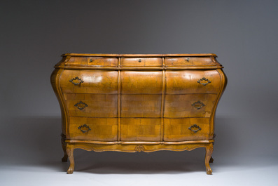 Een gebombeerde Italiaanse olijfhouten gefineerde commode, 20ste eeuw