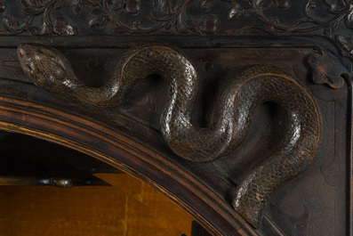 Een fraai gesculpteerde hardhouten vitrine, China of Vietnam, 19de eeuw