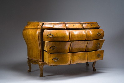 Een gebombeerde Italiaanse olijfhouten gefineerde commode, 20ste eeuw