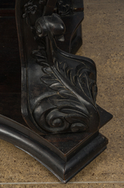 Een fraai gesculpteerde hardhouten vitrine, China of Vietnam, 19de eeuw