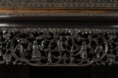 Een fraai gesculpteerde hardhouten vitrine, China of Vietnam, 19de eeuw