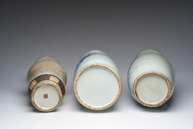 Een Chinese Nanking craquel&eacute; vaas en twee Chinese blauw-witte celadon vazen, 19de eeuw