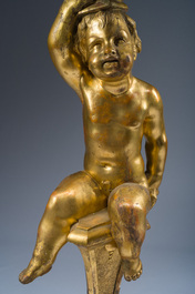 Paire de tables d'appoint tripodes en bois sculpt&eacute; et dor&eacute; &agrave; d&eacute;cor de putti, Italie, vers 1800