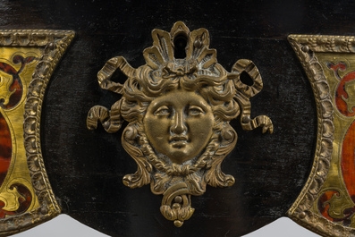 Table violon Napol&eacute;on III en marqueterie Boulle d'&eacute;caille et laiton aux montures en bronze dor&eacute;, France, 19&egrave;me si&egrave;cle