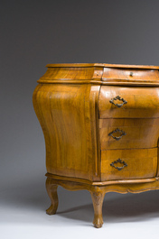 Een gebombeerde Italiaanse olijfhouten gefineerde commode, 20ste eeuw