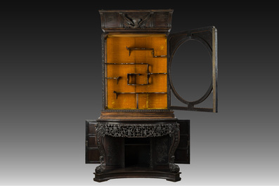 Een fraai gesculpteerde hardhouten vitrine, China of Vietnam, 19de eeuw