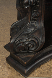 Een fraai gesculpteerde hardhouten vitrine, China of Vietnam, 19de eeuw