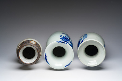 Een Chinese Nanking craquel&eacute; vaas en twee Chinese blauw-witte celadon vazen, 19de eeuw
