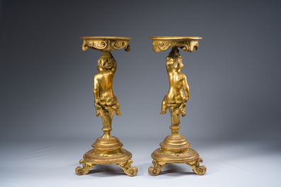 Paire de tables d'appoint tripodes en bois sculpt&eacute; et dor&eacute; &agrave; d&eacute;cor de putti, Italie, vers 1800