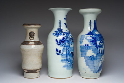 Een Chinese Nanking craquel&eacute; vaas en twee Chinese blauw-witte celadon vazen, 19de eeuw