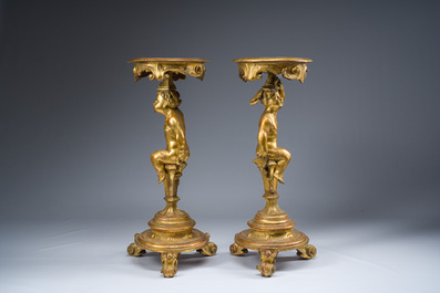 Paire de tables d'appoint tripodes en bois sculpt&eacute; et dor&eacute; &agrave; d&eacute;cor de putti, Italie, vers 1800