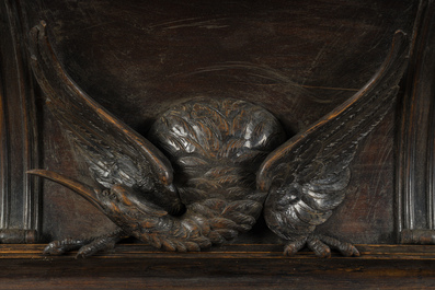 Een fraai gesculpteerde hardhouten vitrine, China of Vietnam, 19de eeuw