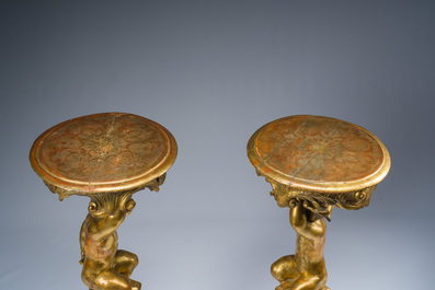 Paire de tables d'appoint tripodes en bois sculpt&eacute; et dor&eacute; &agrave; d&eacute;cor de putti, Italie, vers 1800