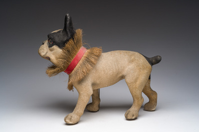Bouledogue &agrave; tirer 'Growler' avec une t&ecirc;te mobile en papier m&acirc;ch&eacute; floqu&eacute; et collier en noix de coco, France, d&eacute;but du 20&egrave;me si&egrave;cle