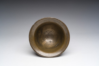 Mortier en bronze &agrave; d&eacute;cor en relief et pilon, France, 16&egrave;me/17&egrave;me si&egrave;cle