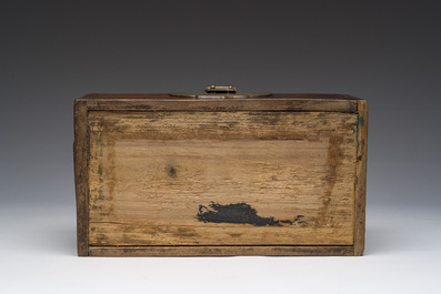 Een Chinese hongmu houten dekselkist met bronsbeslag voor een geleerde, 19de eeuw