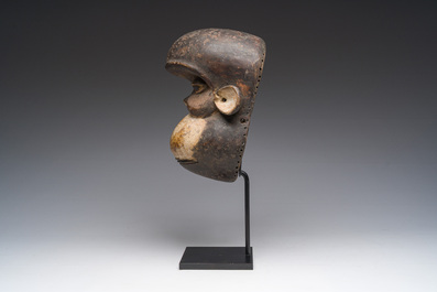 Masque de singe en bois sculpt&eacute; et polychrome, Bulu, Cameroun, 20&egrave;me si&egrave;cle