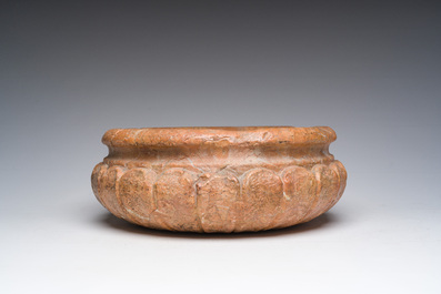 Bassin godronn&eacute;e en marbre Rosso V&eacute;rona, Italie, 17&egrave;me/18&egrave;me si&egrave;cle