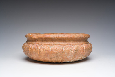 Bassin godronn&eacute;e en marbre Rosso V&eacute;rona, Italie, 17&egrave;me/18&egrave;me si&egrave;cle