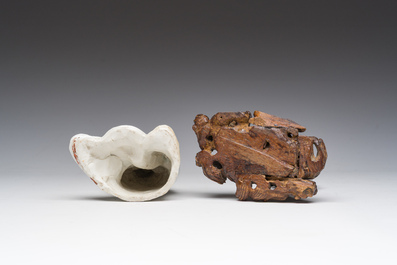 Une Guanyin en porcelaine blanc de Chine et une en bois sculpt&eacute;, Chine, 18&egrave;me/19&egrave;me si&egrave;cle