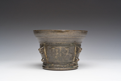 Mortier en bronze &agrave; d&eacute;cor en relief et pilon, France, 16&egrave;me/17&egrave;me si&egrave;cle