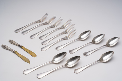 M&eacute;nag&egrave;re de 12 pi&egrave;ces, Christofle, France, et deux couteaux &agrave; beurre &agrave; manches en argent, Allemagne, 20&egrave;me si&egrave;cle