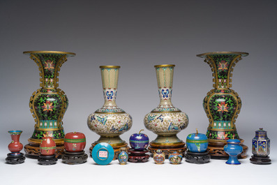 Een gevarieerde collectie Chinese cloisonn&eacute; vazen met floraal decor, 20ste eeuw