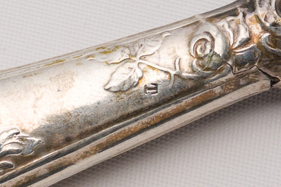 M&eacute;nag&egrave;re de 12 pi&egrave;ces, Christofle, France, et deux couteaux &agrave; beurre &agrave; manches en argent, Allemagne, 20&egrave;me si&egrave;cle