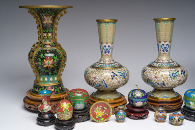 Een gevarieerde collectie Chinese cloisonn&eacute; vazen met floraal decor, 20ste eeuw
