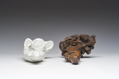 Une Guanyin en porcelaine blanc de Chine et une en bois sculpt&eacute;, Chine, 18&egrave;me/19&egrave;me si&egrave;cle