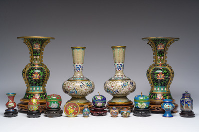 Collection vari&eacute;e de vases en &eacute;maux cloisonn&eacute;s &agrave; d&eacute;cor floral, Chine, 20&egrave;me si&egrave;cle
