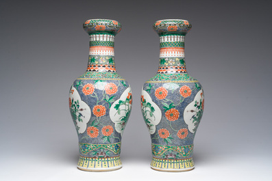 Paire de vases en porcelaine de Chine famille verte &agrave; d&eacute;cor d'oiseaux parmi des branches fleuries, marque de Chenghua, 19&egrave;me si&egrave;cle