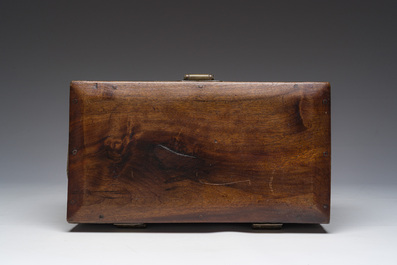 Een Chinese hongmu houten dekselkist met bronsbeslag voor een geleerde, 19de eeuw