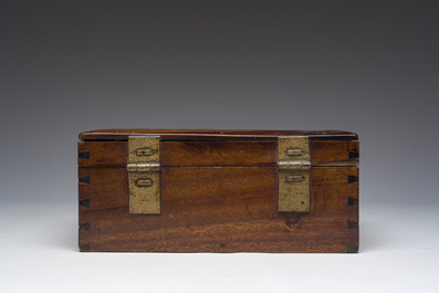 Een Chinese hongmu houten dekselkist met bronsbeslag voor een geleerde, 19de eeuw