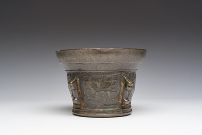 Mortier en bronze &agrave; d&eacute;cor en relief et pilon, France, 16&egrave;me/17&egrave;me si&egrave;cle