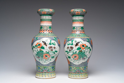 Paire de vases en porcelaine de Chine famille verte &agrave; d&eacute;cor d'oiseaux parmi des branches fleuries, marque de Chenghua, 19&egrave;me si&egrave;cle