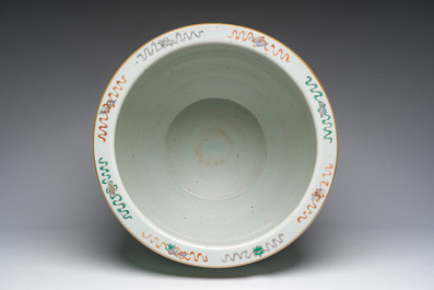 Jardini&egrave;re en porcelaine de Chine famille verte &agrave; d&eacute;cor des oiseaux parmi des branches fleuries, 19&egrave;me si&egrave;cle